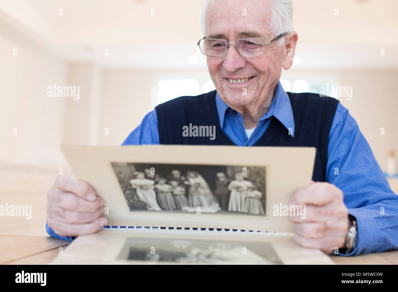 Ältere Menschen zu Hause auf Fotoalbum Stockfoto