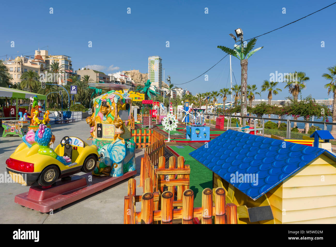 Der Vergnügungspark auf der Esplanade in Alicante, Costa Blanca, Spanien. Stockfoto