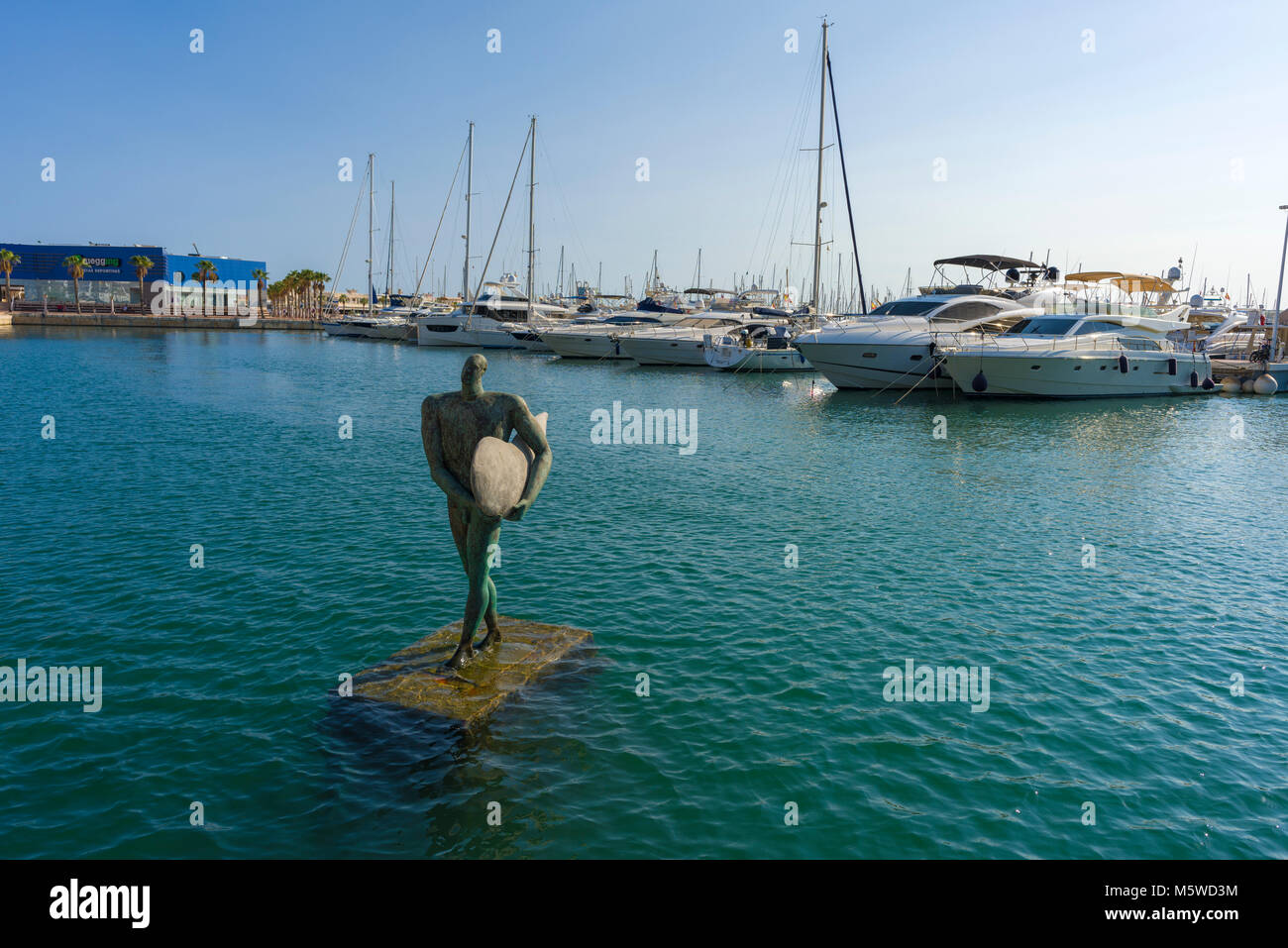 Ikarus Skulptur in der Marina in der Stadt Alicante, Spanien. Stockfoto