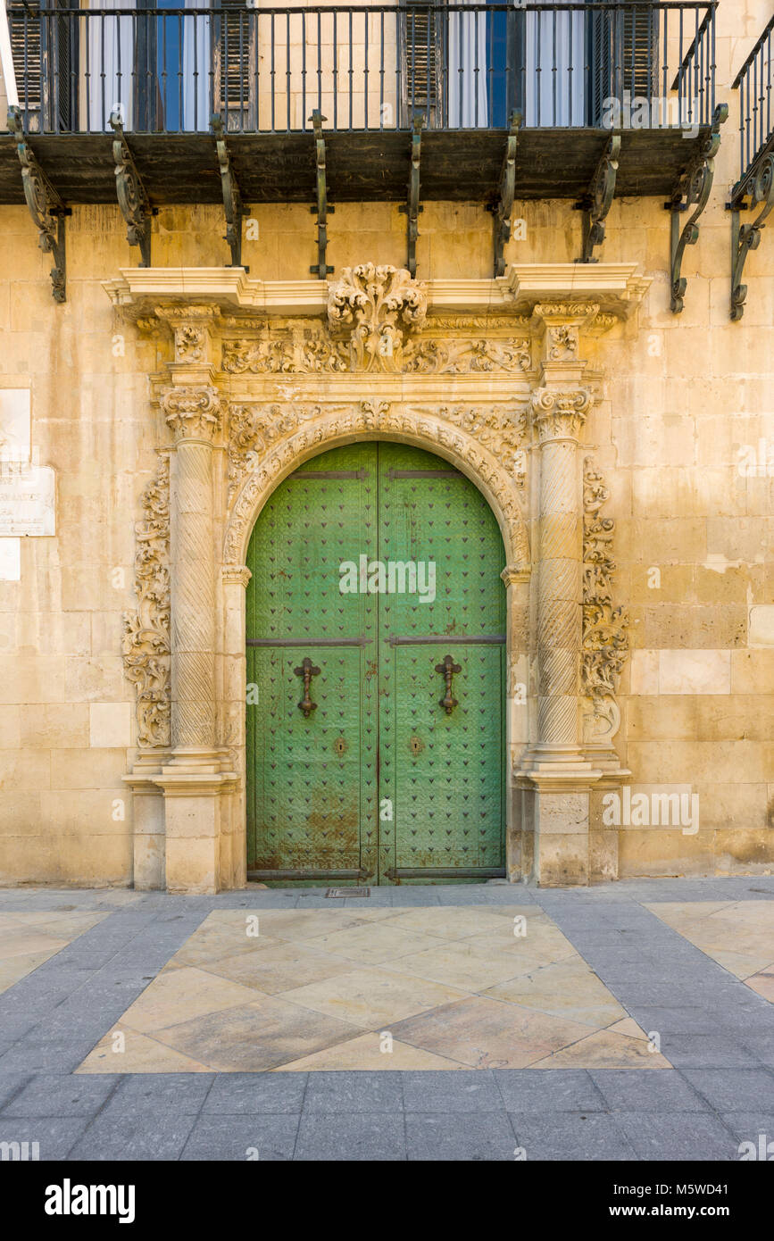 Tür auf die Plaza del Ayuntamiento, Ajuntament d'Alacant, das Rathaus von Alicante, Spanien. Stockfoto