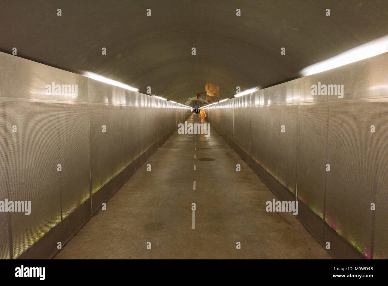 Der Tunnel führt zum Aufzug zu Burg Santa Barbara in der Stadt Alicante, Spanien. Stockfoto
