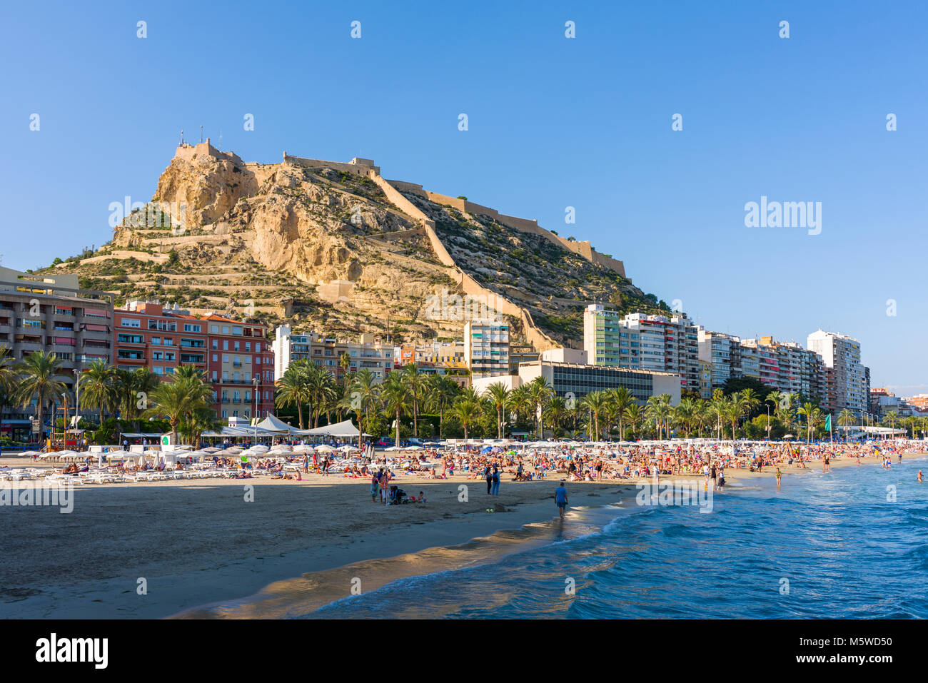 Der Strand unterhalb der Burg Santa Barbara in Alicante an der Costa Blanca, Spanien. Stockfoto