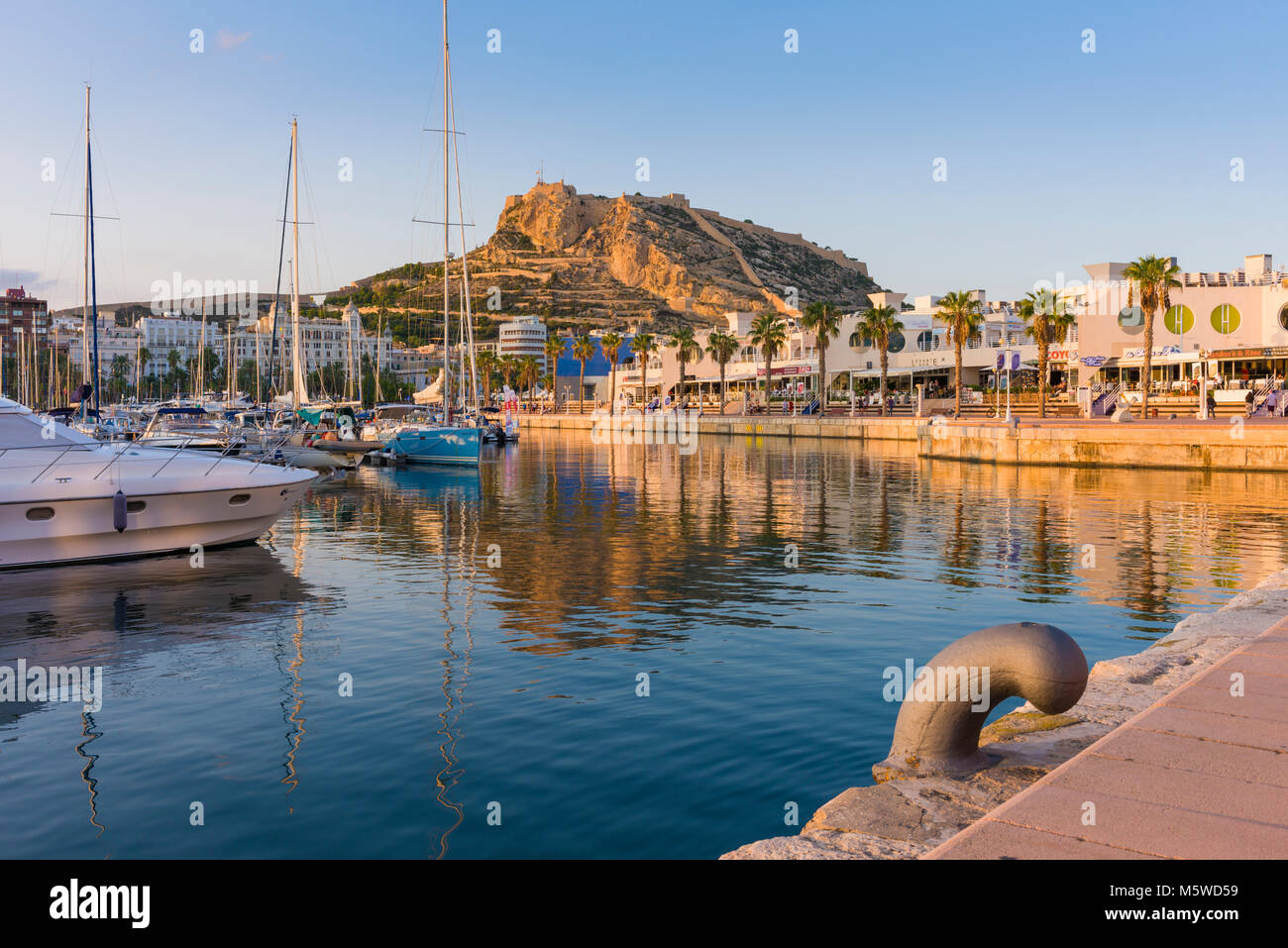 Der Yachthafen von Alicante mit der Burg Santa Barbara über, Spanien. Stockfoto