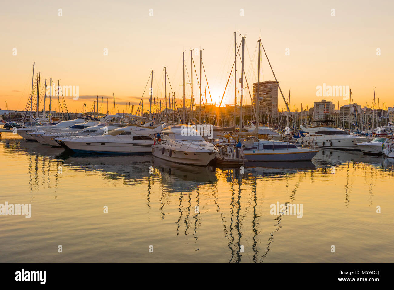 Sonnenuntergang über der Yachthafen von Alicante, Spanien. Stockfoto
