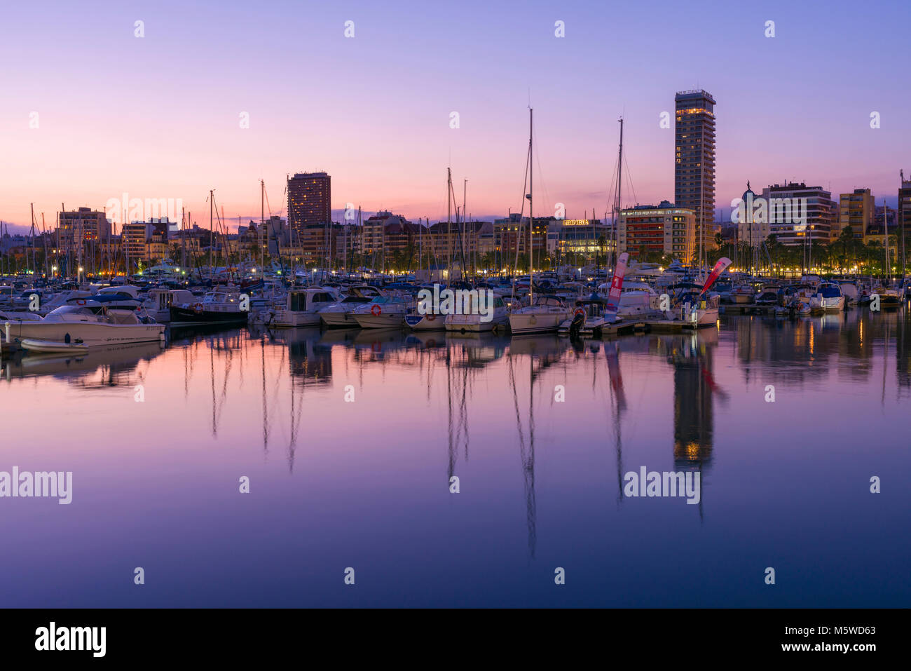 Die Marina und die Skyline in der Dämmerung in Alicante, Spanien. Stockfoto