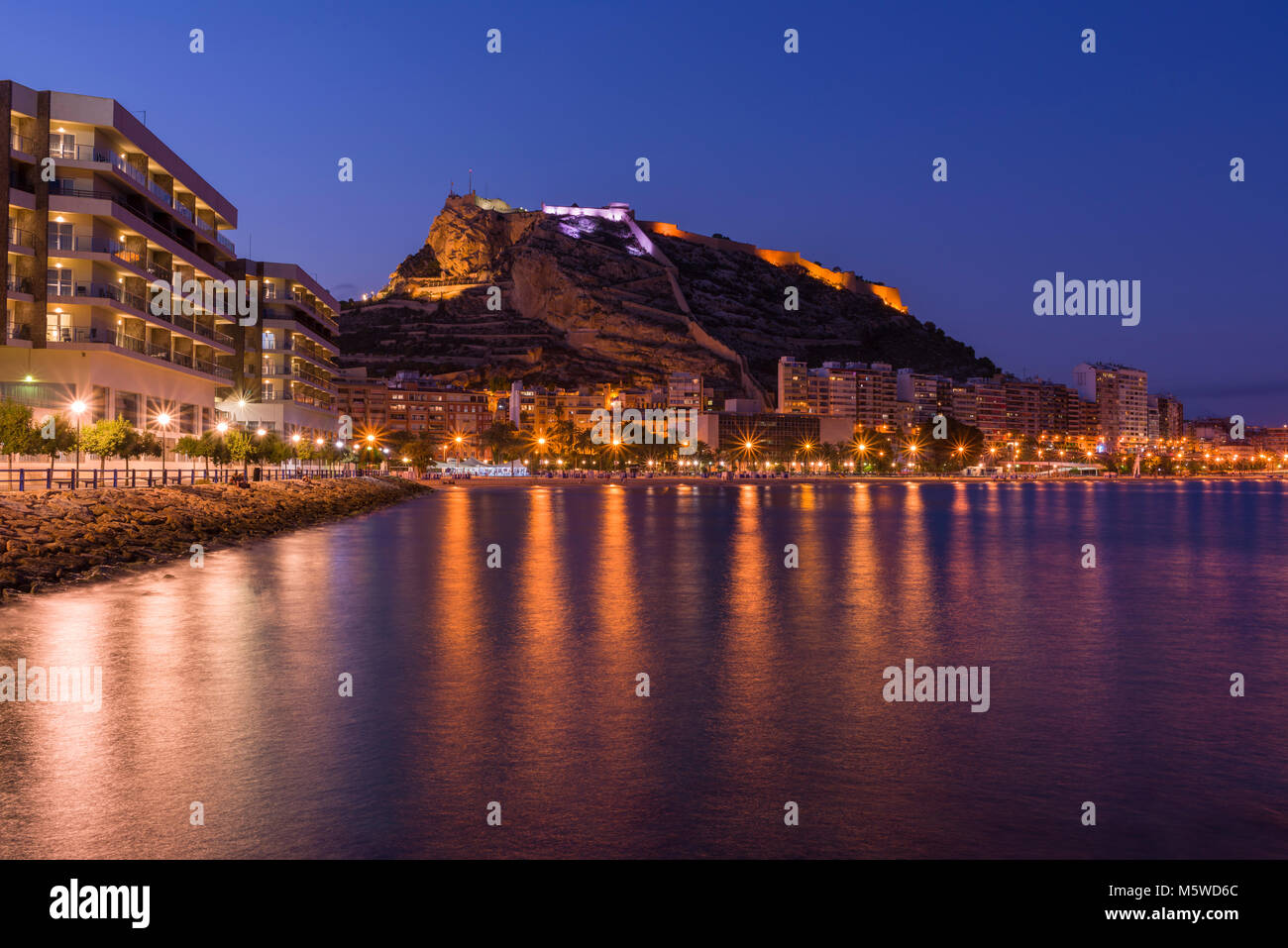 Die Burg Santa Barbara in der Stadt Alicante bei Nacht Spanien. Stockfoto