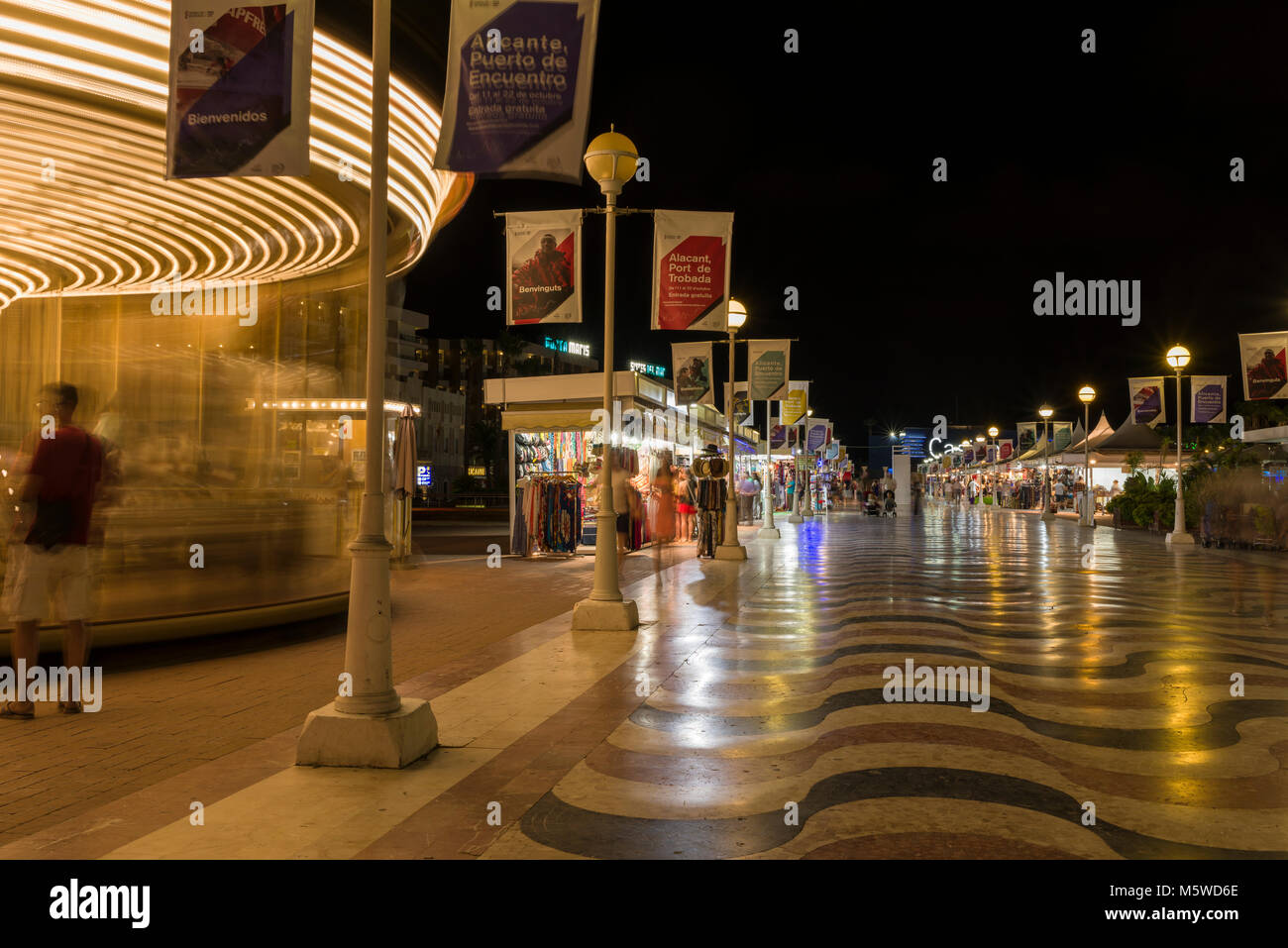 Marktstände entlang der Hafenpromenade in der Nacht, Alicante, Spanien. Stockfoto