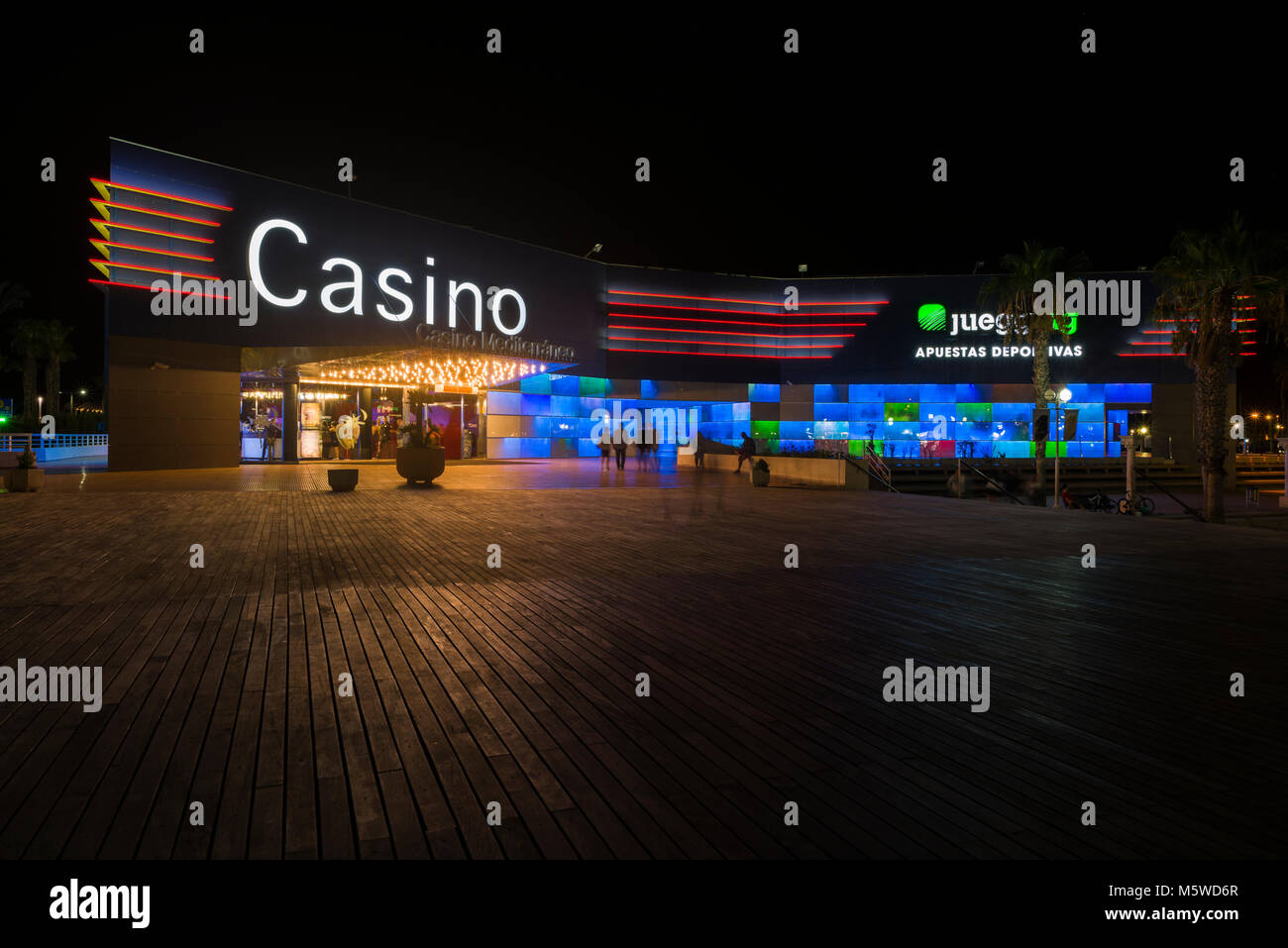 Das Casino im Hafen bei Nacht in Alicante, Spanien. Stockfoto