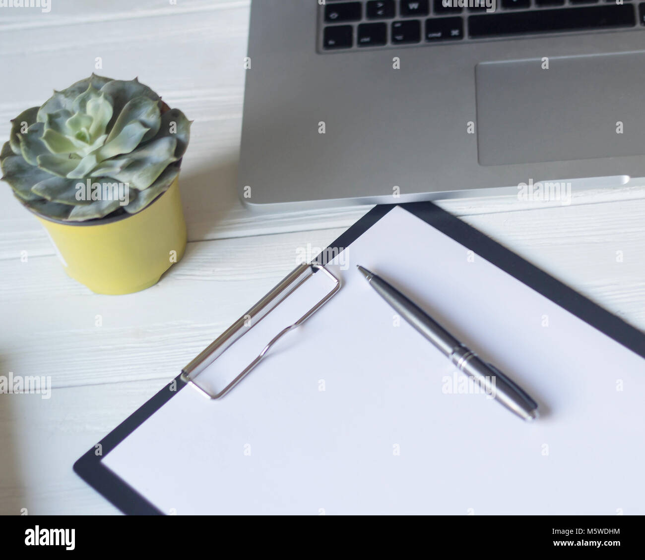 Laptop und Unterlagen am Arbeitsplatz. Stockfoto