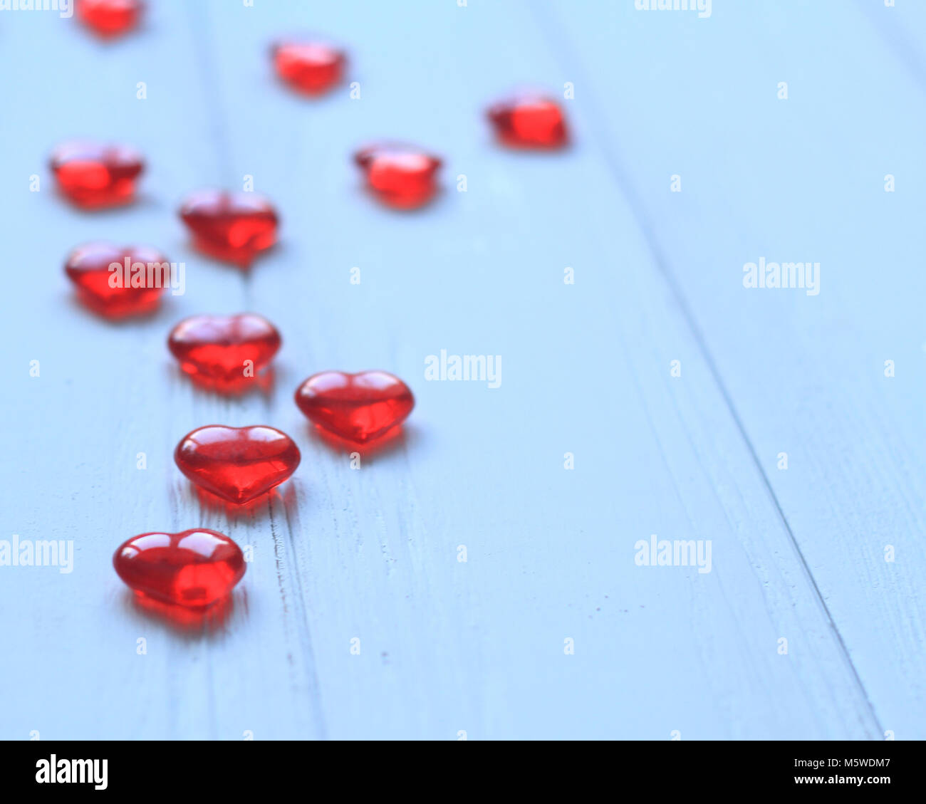 Hintergrundbild von roten Herzen auf hellen Hintergrund. Stockfoto