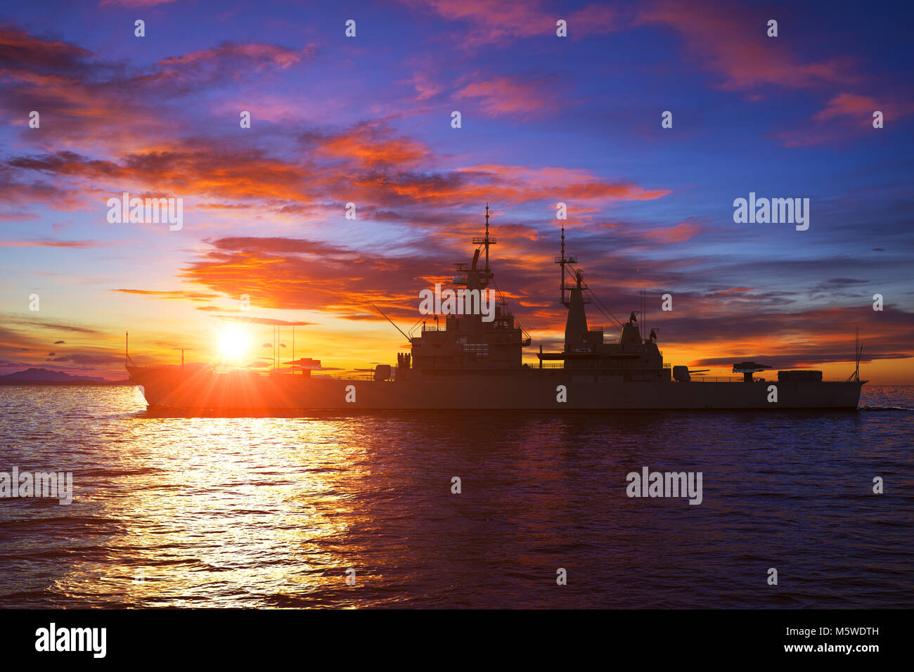 Amerikanische moderne Kriegsschiff auf dem Hintergrund des Sonnenuntergangs Stockfoto