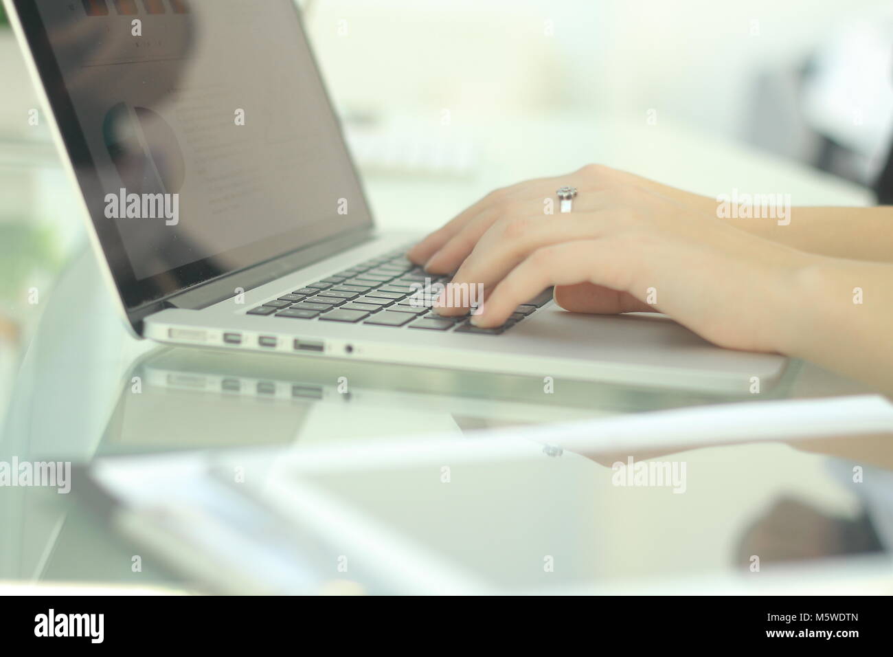 Closeup. Business woman Texteingabe auf einem Laptop. Stockfoto