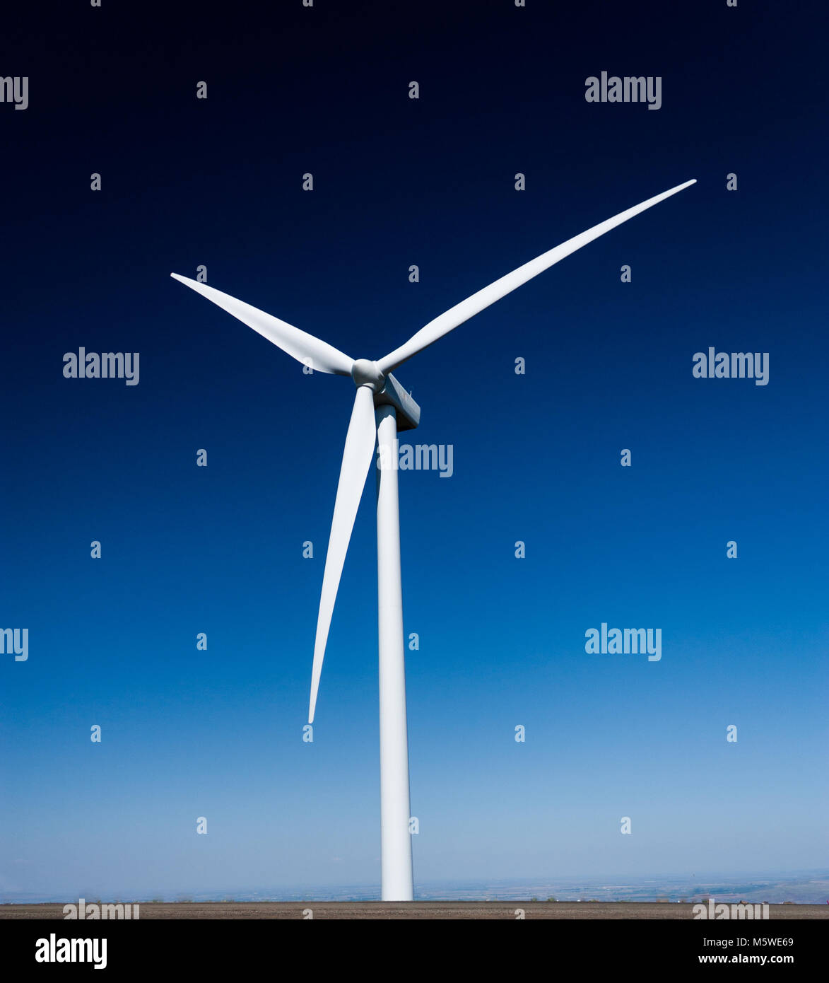 Strom erzeugen Windmühle mit einem tiefblauen Himmel Hintergrund Stockfoto