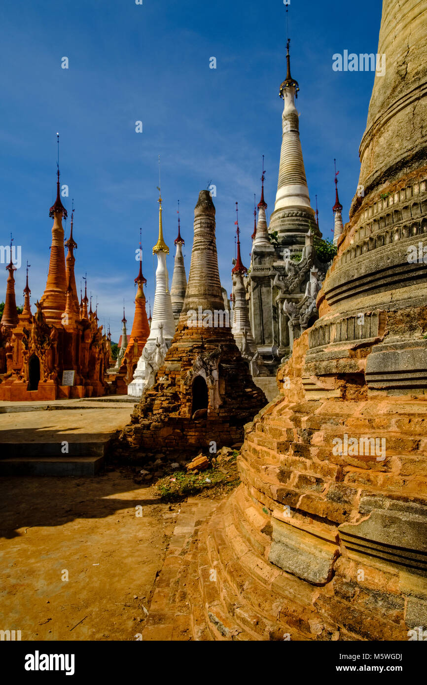 Der teilweise zerstörten Denkmäler von Shwe Indein Pagode sind in dem Dorf Indein See in der Nähe Inle entfernt Stockfoto