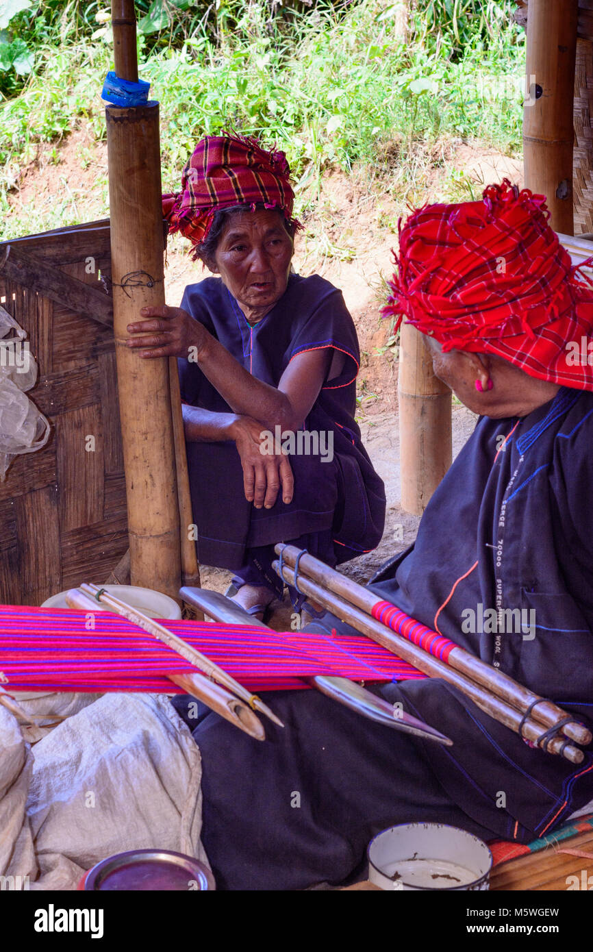 Kalaw: Weber von Pa-O Stamm am Webstuhl,, Shan Staat, Myanmar (Birma) Stockfoto