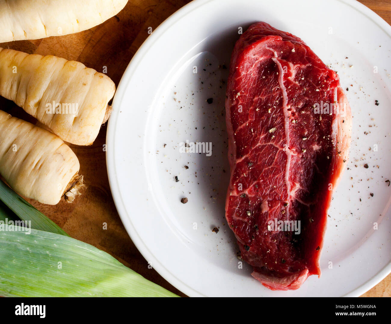 Eine Auswahl von Wurzelgemüse und Rock steak bereit für den Winter Eintopf Stockfoto