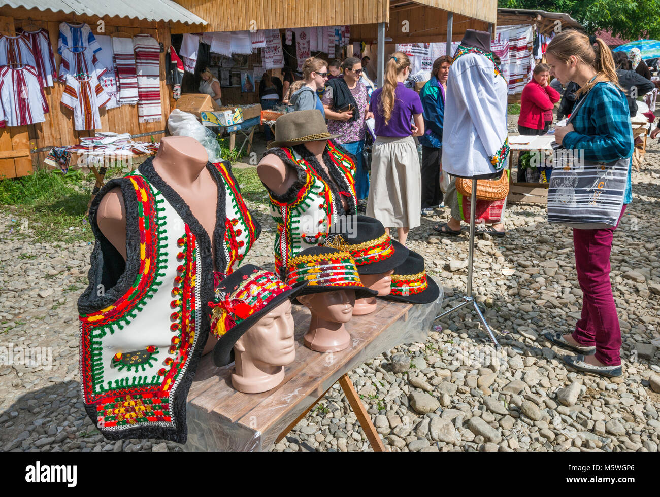 Traditionelle ukrainische Kleidung auf den Tag in der Stadt von Kossiw, Karpaten, Prykarpattia Pokuttya, Region, Oblast Iwano-frankiwsk, U Stockfoto