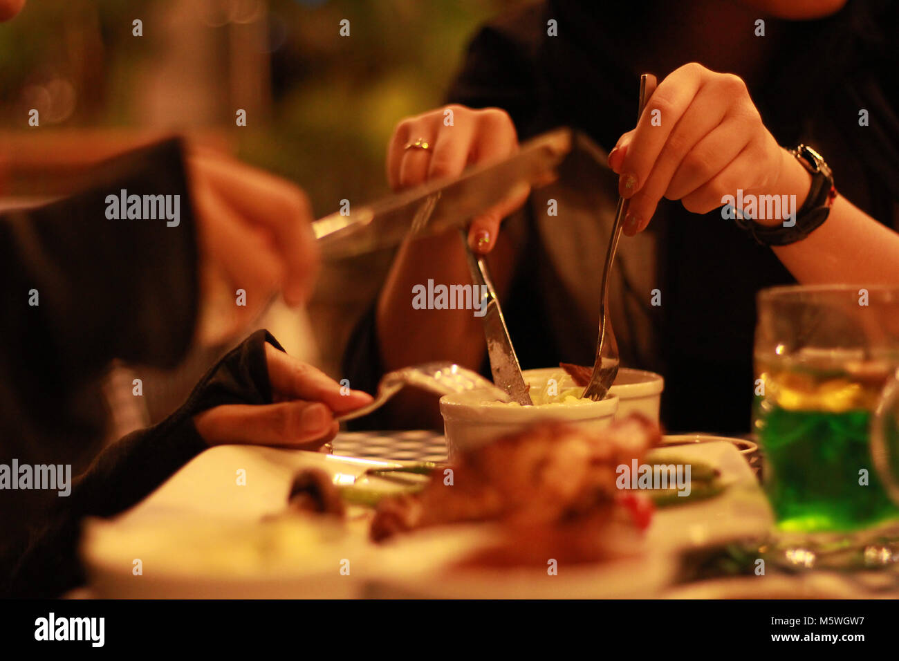 Gemeinsame Essen zum Abendessen, Jugendliche und Mamma, schöne gemeinsame Nutzung Stockfoto