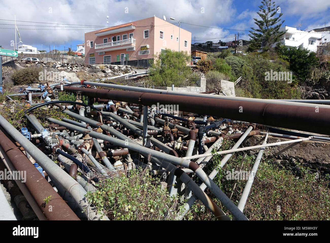 Eine verwirrte Masse von Wasserleitungen am Straßenrand, Guia de Isora, Teneriffe Stockfoto