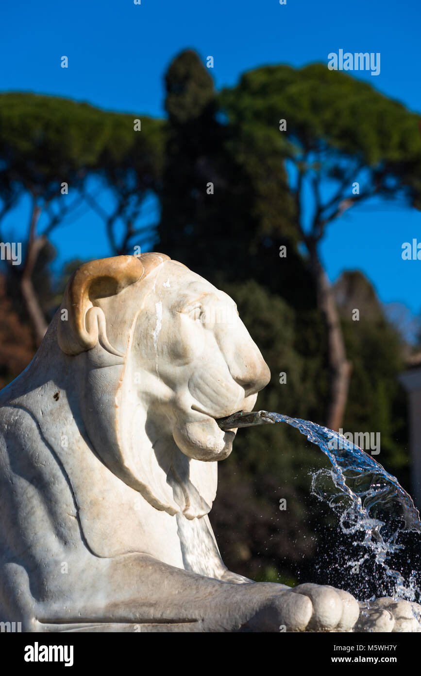 Um antike Ägyptische Obelisk auf der Piazza del Popolo (Platz des Volkes) sind vier Ägyptische lion Brunnen. Rom. Latium. Italien. Stockfoto