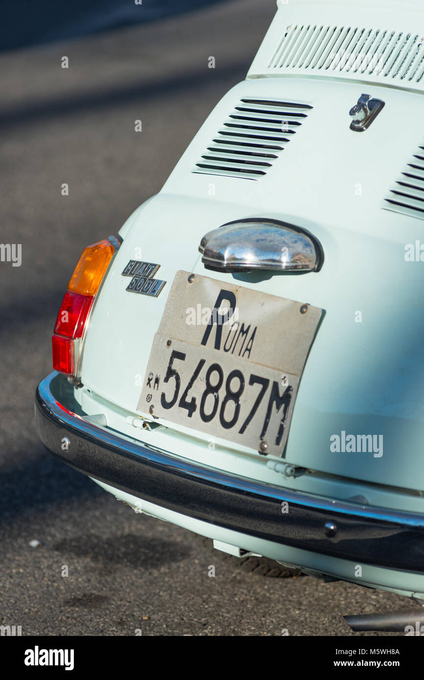 Eine klassische Fiat 500 mit Roma Anzahl Platten in Rom Stadt Straße. Latium, Italien. Stockfoto