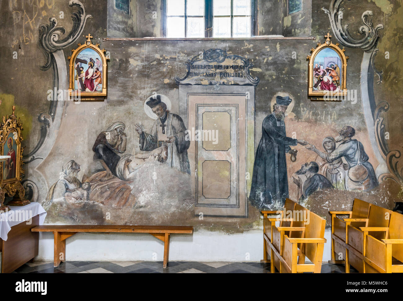 Wandmalereien aus dem 18. Jahrhundert, mit Beschreibungen in Latein und Polnisch, an polnischen Römisch-katholischen Kirche, Drohobych, Oblast Lwiw, Ukraine Stockfoto