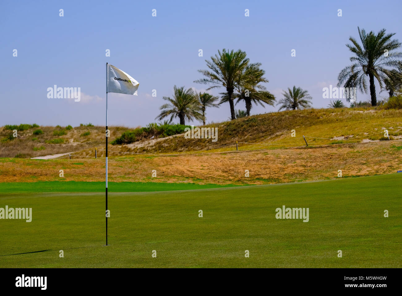 Golf Flag auf Saadiyat Island Golf Course mit tropischen Hintergrund, Abu Dhabi Stockfoto