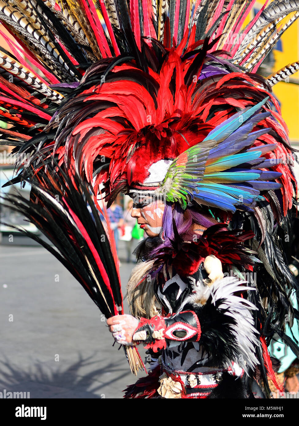 Mexiko, Mexiko - 01. Dezember 2017: Porträt der Tänzerin, die traditionelle Aztekische Tänze in der Hauptstadt von Mexiko Stockfoto