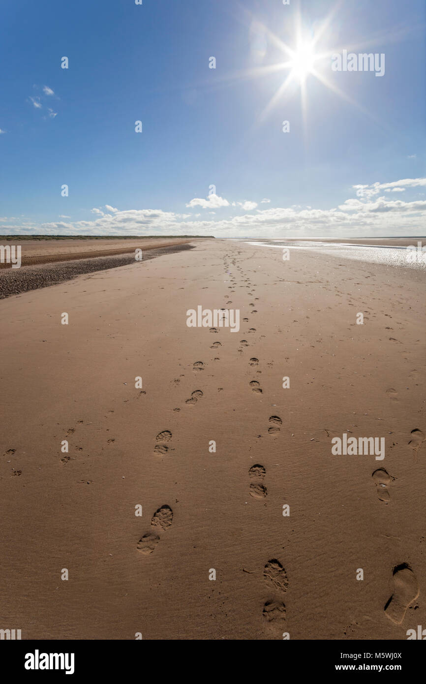 Ainsdale Strand mit Fußspuren im Sand Stockfoto