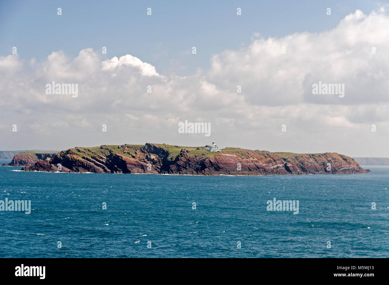 St. Ann's Leuchtturm auf St Ann's Kopf, eine Insel im Meer Ansätze der Irischen See in Milford Haven in der Nähe von Pembroke in West Wales, Großbritannien Stockfoto