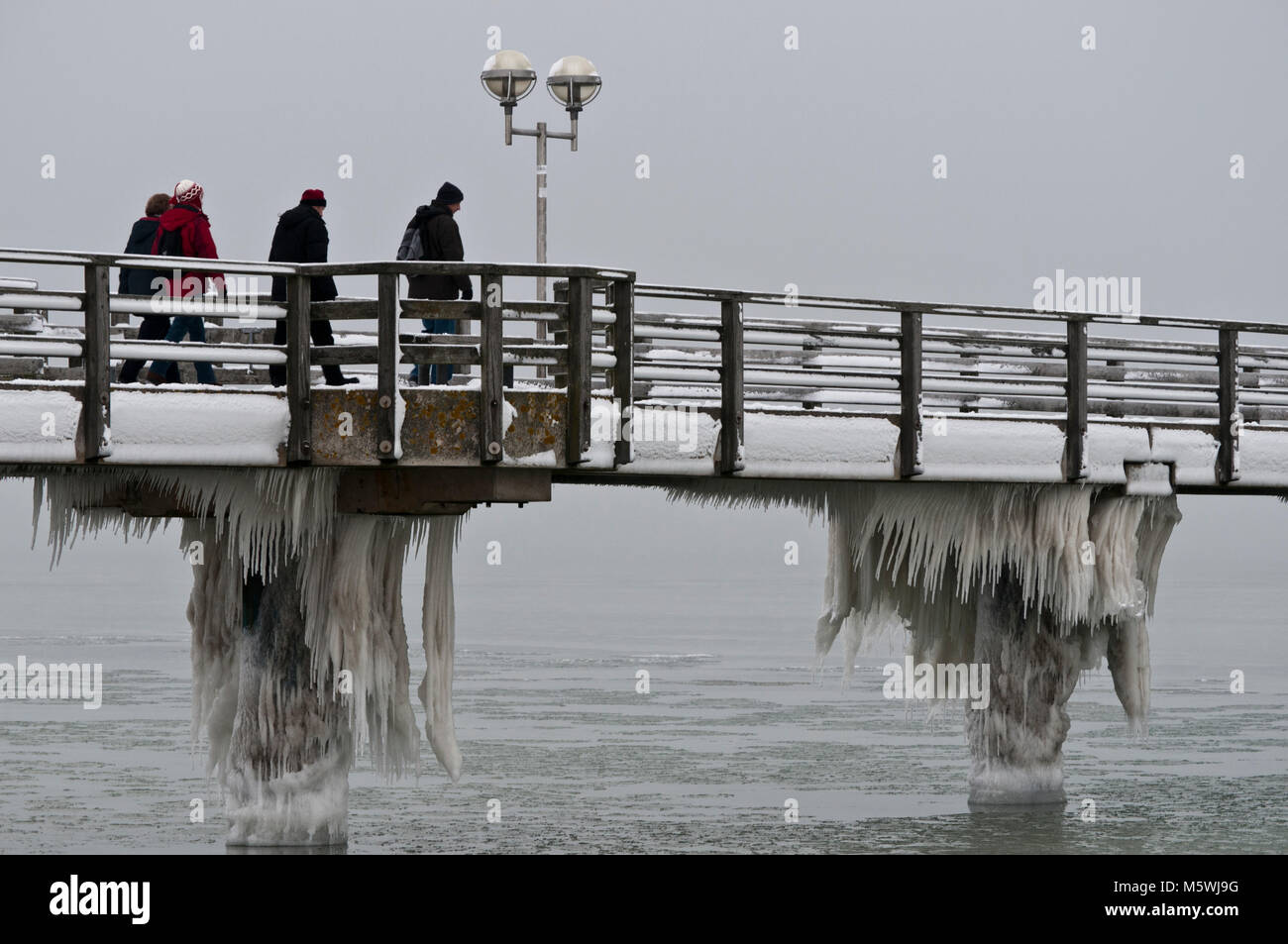 Graal-Müritz an der deutschen Ostseeküste bei starkem Frost mit vereisungen an der Seebrücke und auf dem Meer Stockfoto