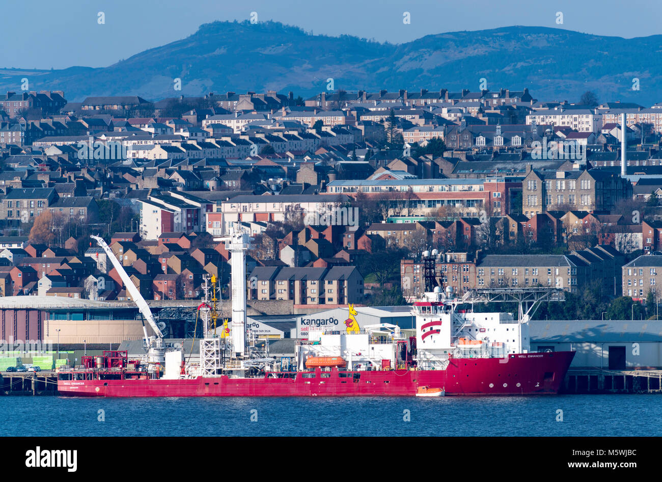Blick über die Stadt Dundee mit offshore Ölindustrie support Schiffe auf der Uferpromenade in Tayside, Schottland, Vereinigtes Königreich Stockfoto