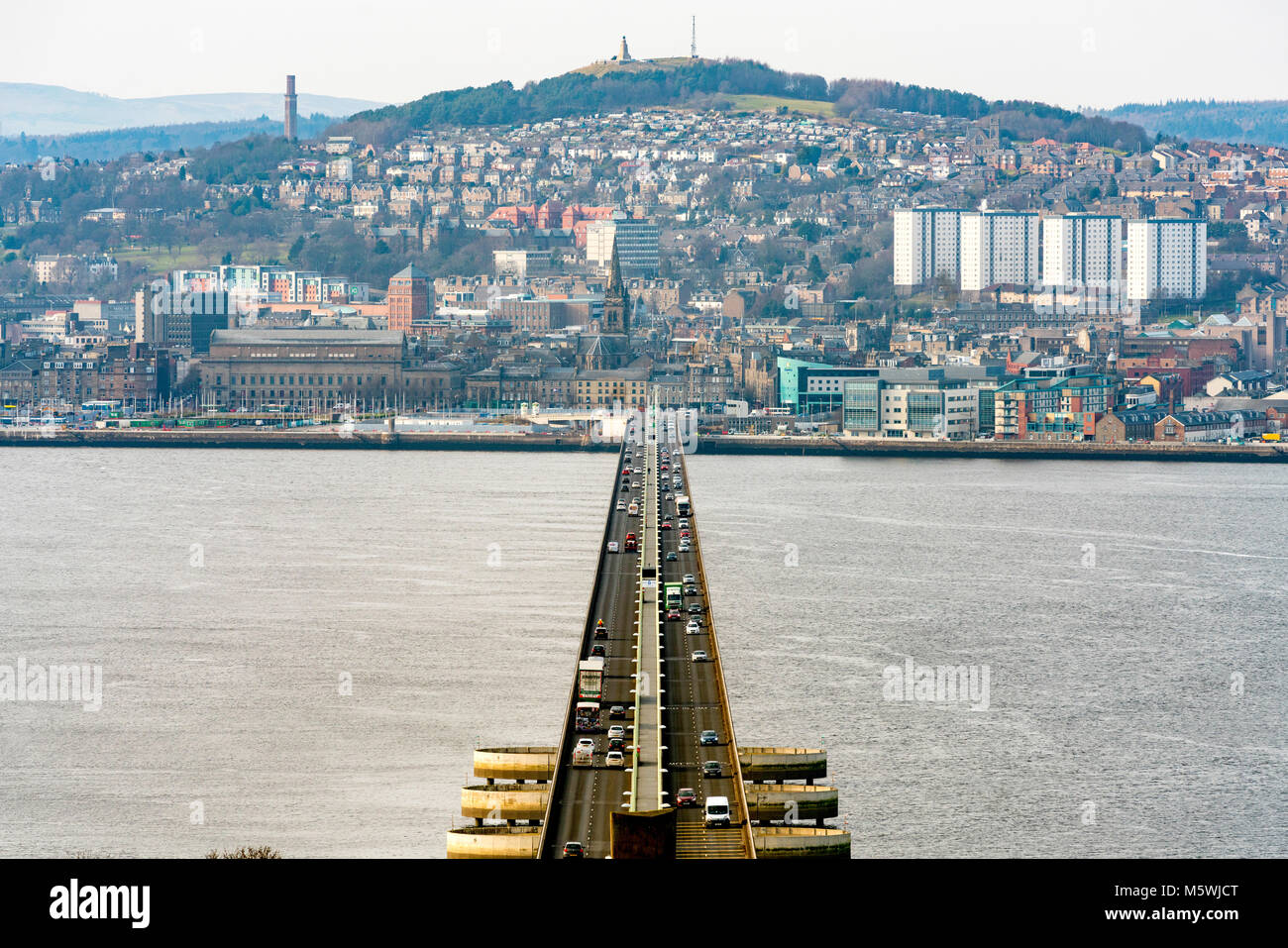 Blick über die Stadt Dundee vom Tay Road Bridge in Tayside, Schottland, Vereinigtes Königreich Stockfoto