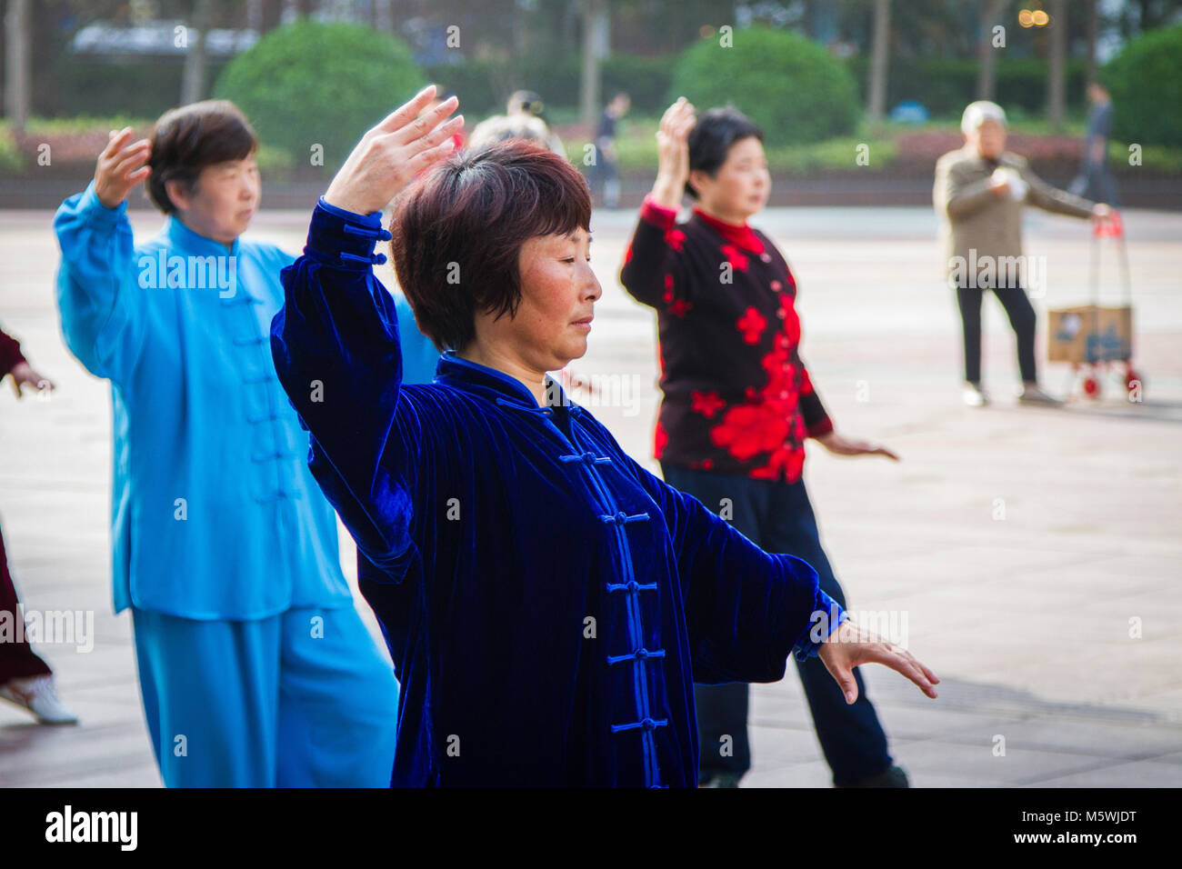 2016/04/08, China, Shanghai, Tai Chi unterricht auf der Straße Stockfoto
