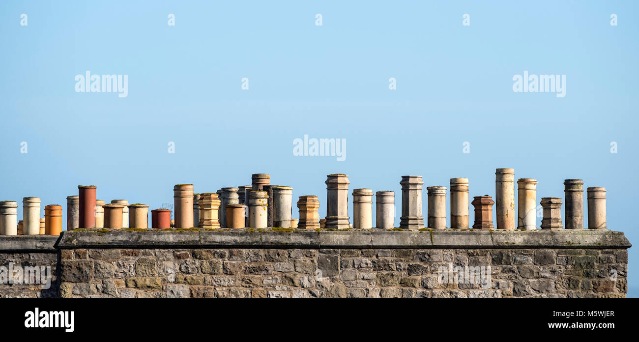 Reihe der alte Kamin Töpfen auf ein Haus in Edinburgh, Schottland, Vereinigtes Königreich Stockfoto