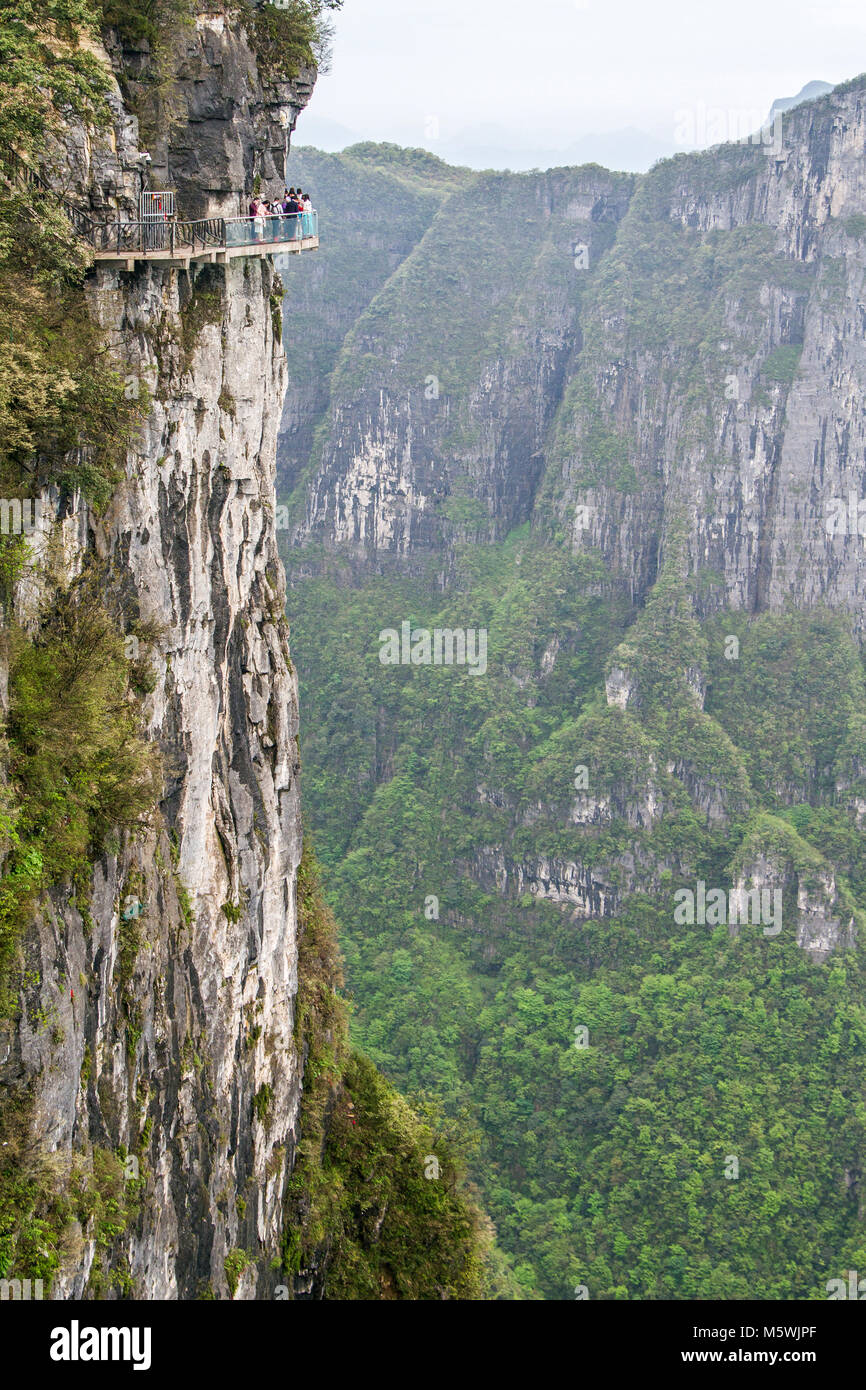 China, Provinz Hunan, Mount Tianmen Shan, ein Glas Gehweg oder Spur des Terrors über eine Klippe Stockfoto