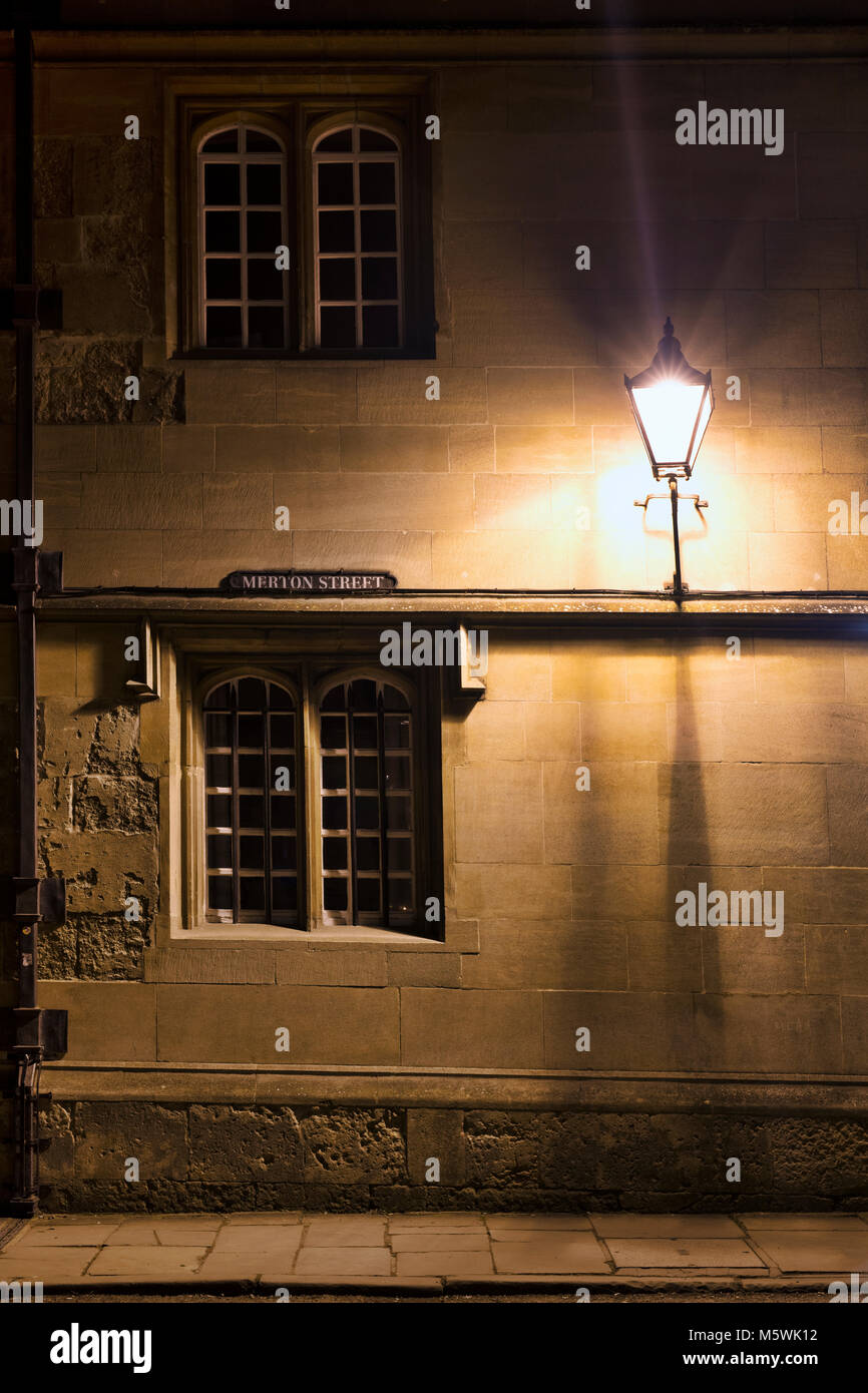 Corpus Christi College in Merton Straße bei Nacht. Oxford, Oxfordshire, England Stockfoto