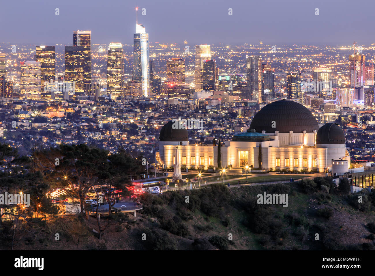 Griffith Observatory Park mit Los Angeles Skyline in der Dämmerung. Stockfoto