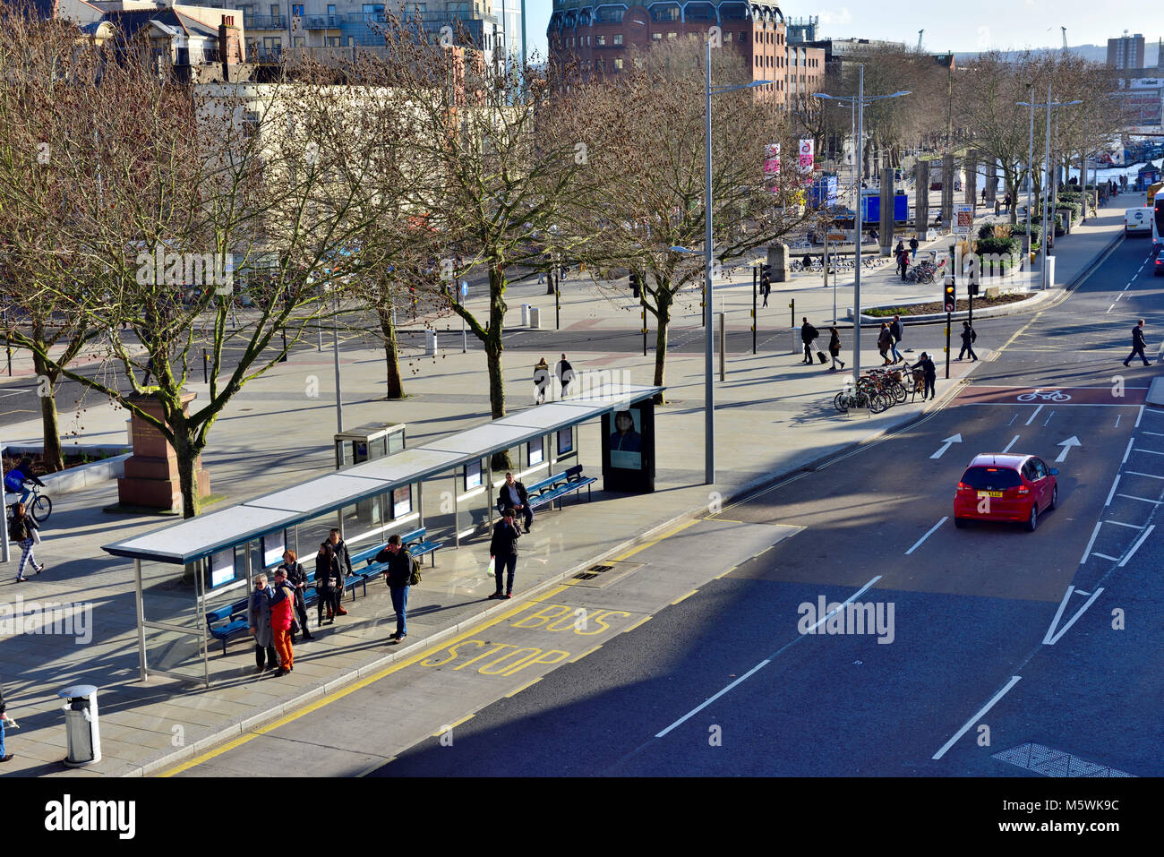Das Stadtzentrum von Bristol mit neuen Bushaltestelle nach Baustellen Februar 2018 für die Metro abgeschlossen, Großbritannien Stockfoto