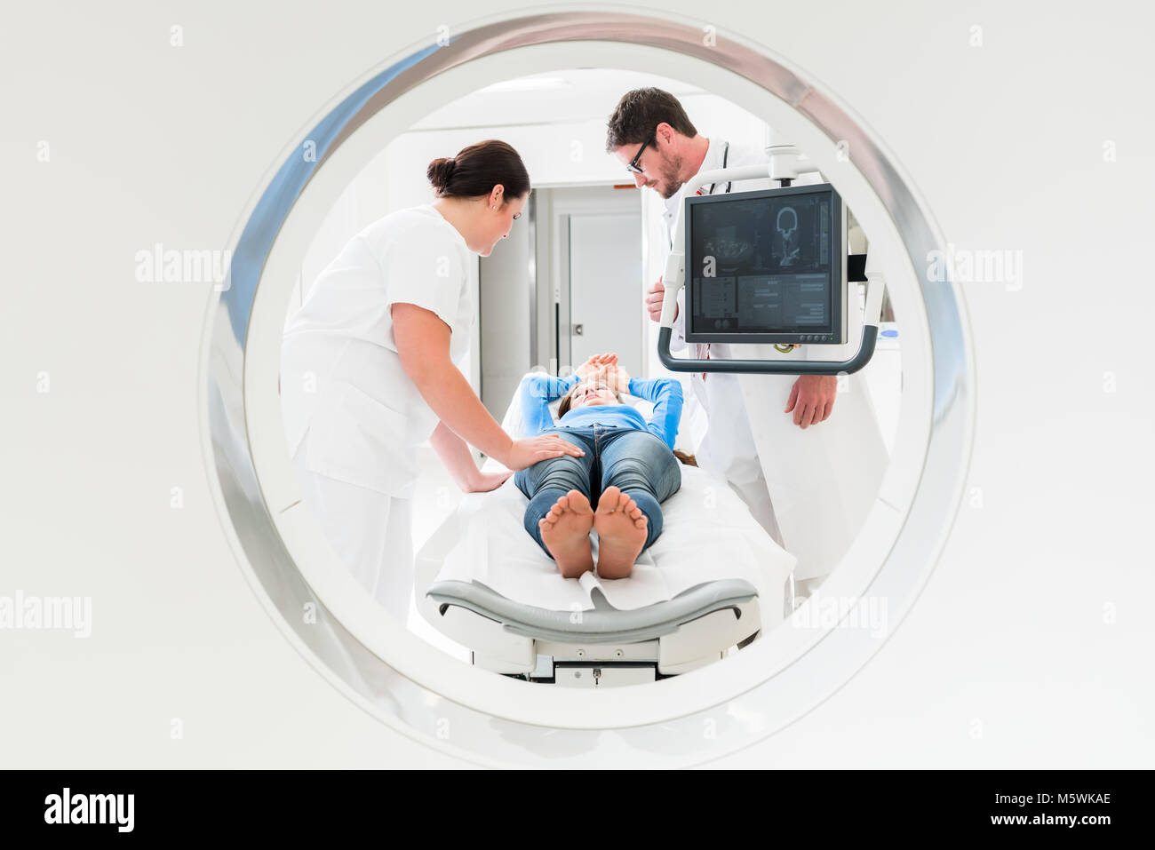 Arzt, Krankenschwester und Patient an der CT-Scan Stockfoto