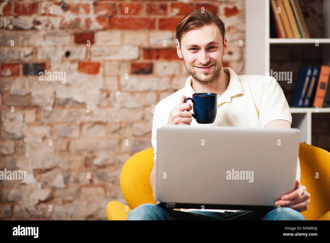 Junger Mann mit einem laptop Stockfoto