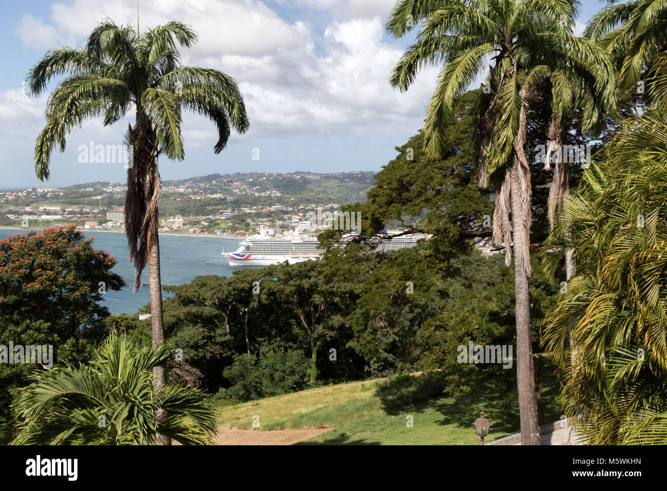 Blick auf Tobago Küste und Kreuzfahrtschiff Britannia von Fort King George Stockfoto