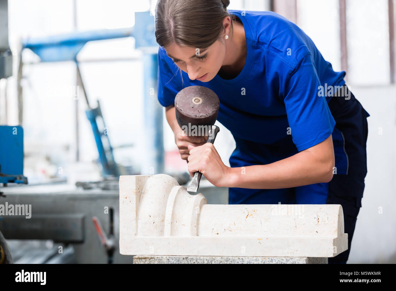 Frau Steinmetz carving Säule aus Stein in der Werkstatt Stockfoto