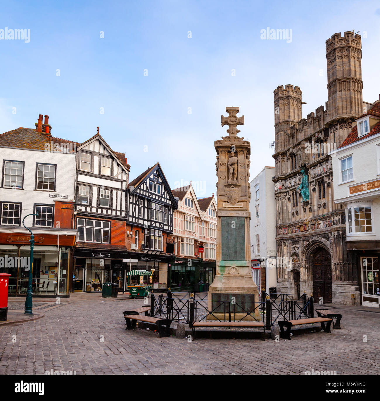 CANTERBURY, UK-Jun 1, 2013: Das Kriegerdenkmal und die Kathedrale Eingang an Buttermarket Square am Morgen. Canterbury ist eine historische Englisch cathedra Stockfoto