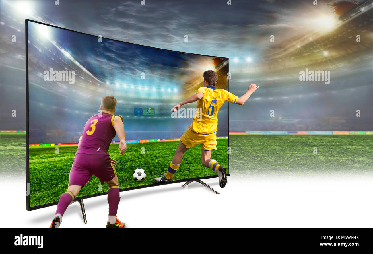 4 k Monitor auf Weiß isoliert. Isometrische Ansicht. Monitor ansehen Smart tv Übersetzung von Fußball-Spiel. 3D-Bild oder 3D-Rendering Stockfoto
