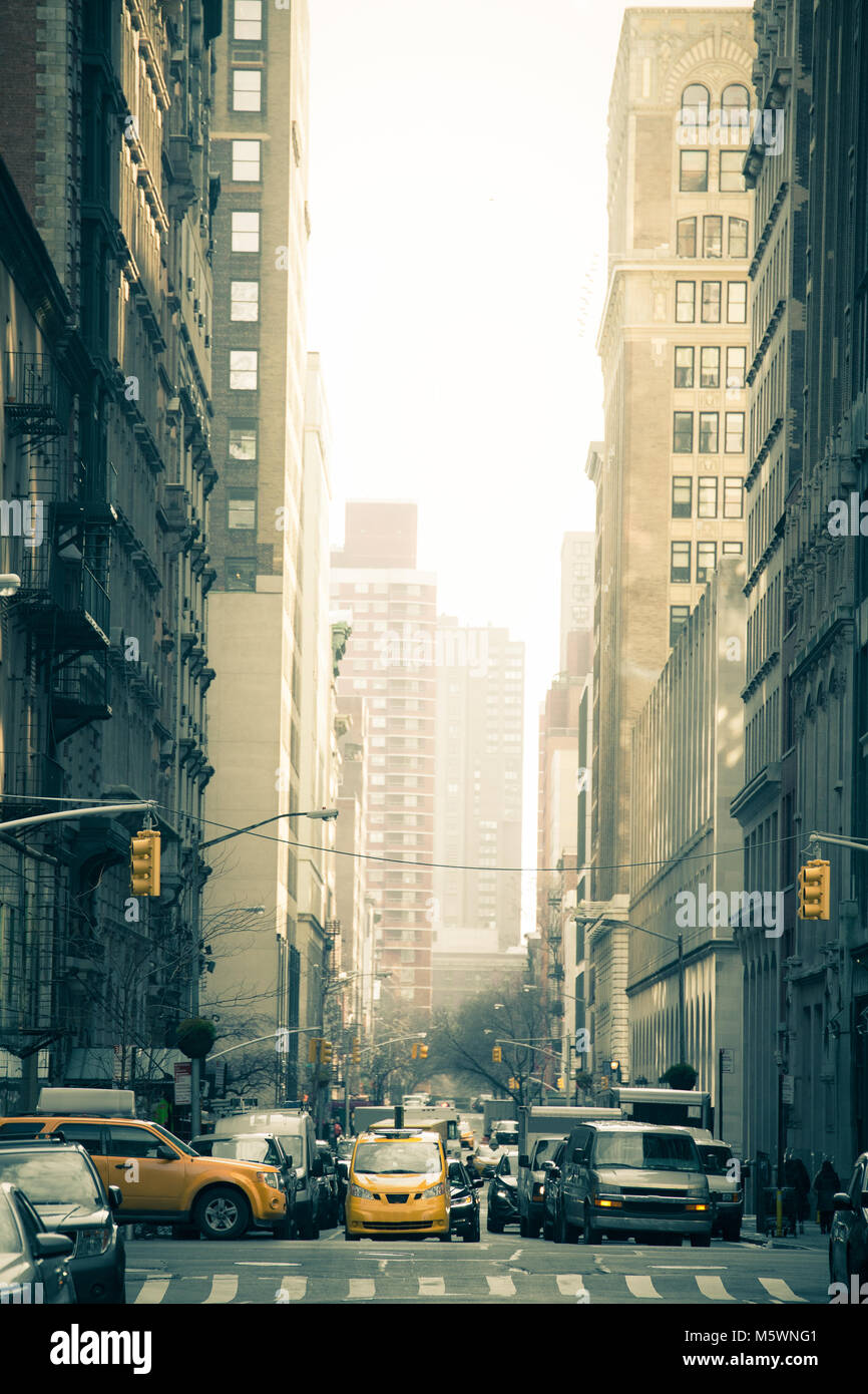 Busy New York City Straße mit Autos und Fußgänger. Foto bearbeitet wurde auf alle Flächen, Marken und Zeichen blur verändern und. Stockfoto
