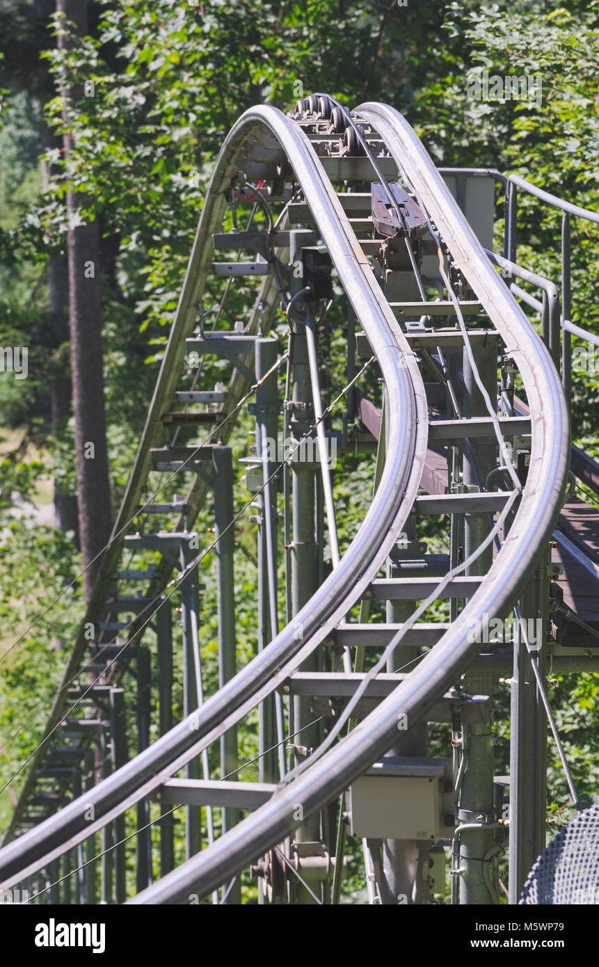Achterbahn Schienen im Sommer Stockfoto