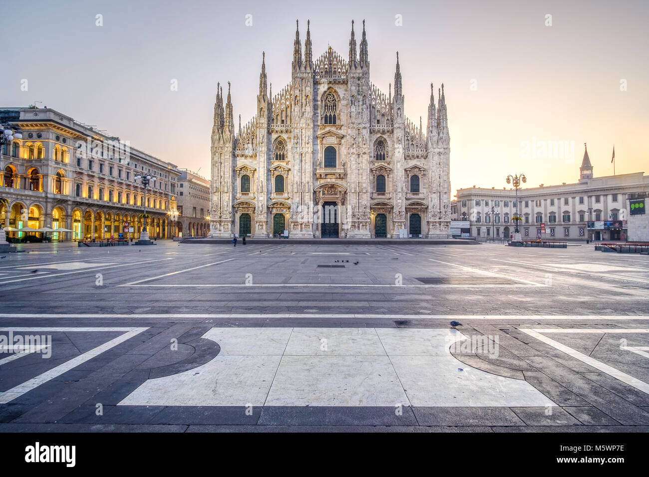 Sonnenaufgang in Piazza del Duomo in Mailand, Italien. Dezember 2017. Stockfoto