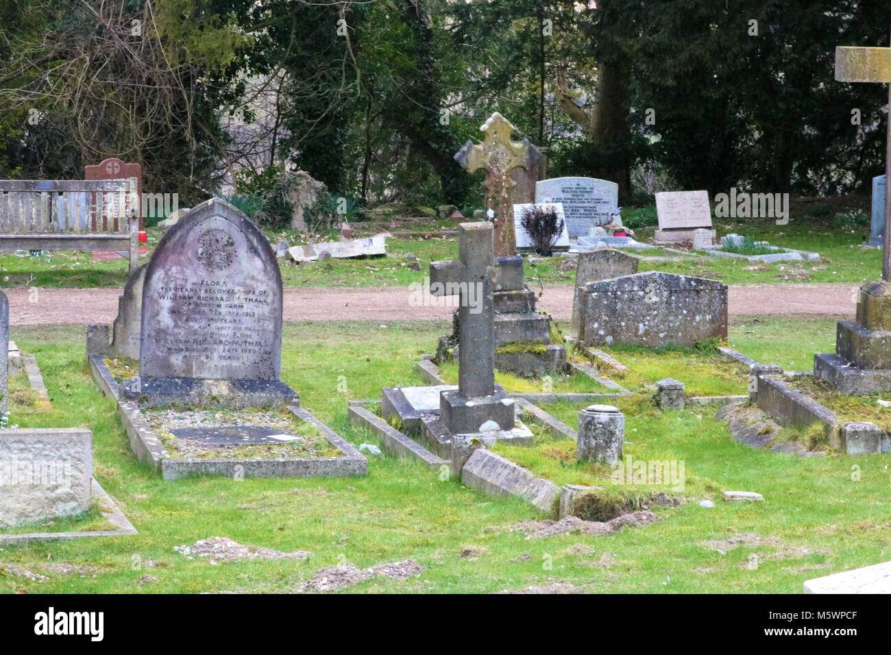 Grabstein auf dem Friedhof von St. Laurentius Kirche, West Wycombe, Großbritannien Stockfoto