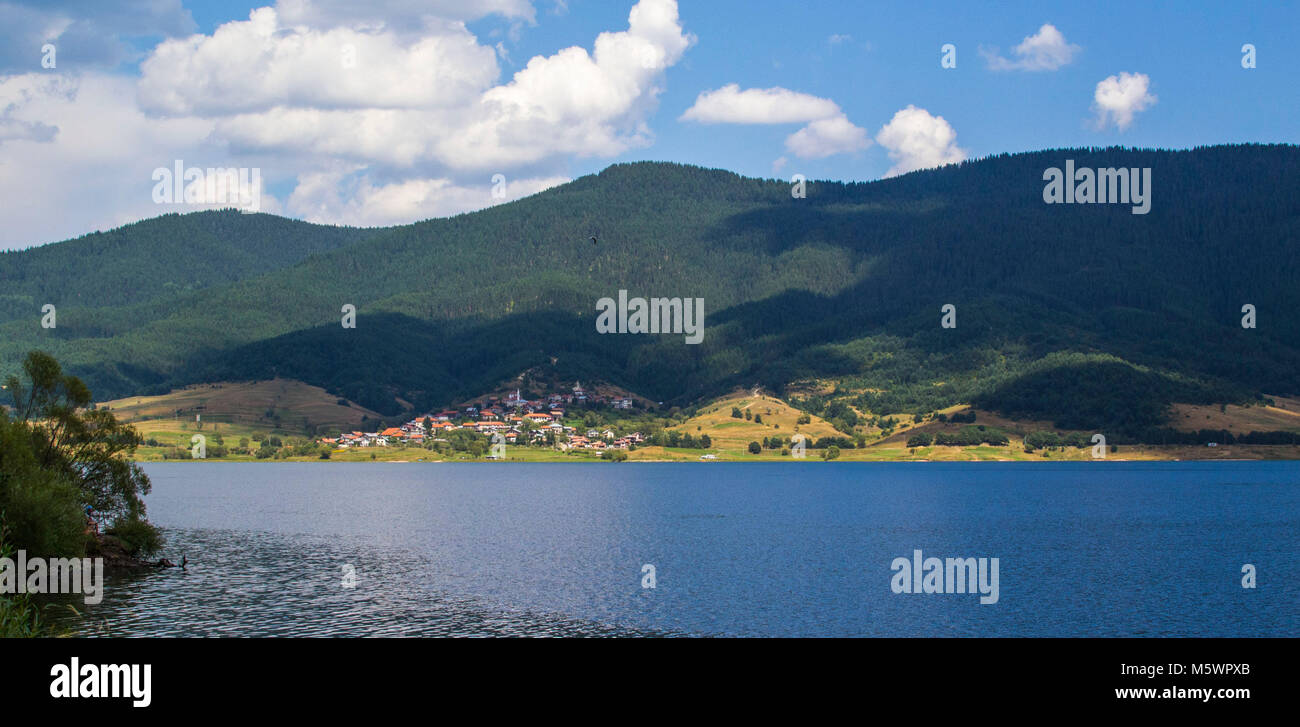 Rhodopi mountain Bulgarien - dospat See Stockfoto